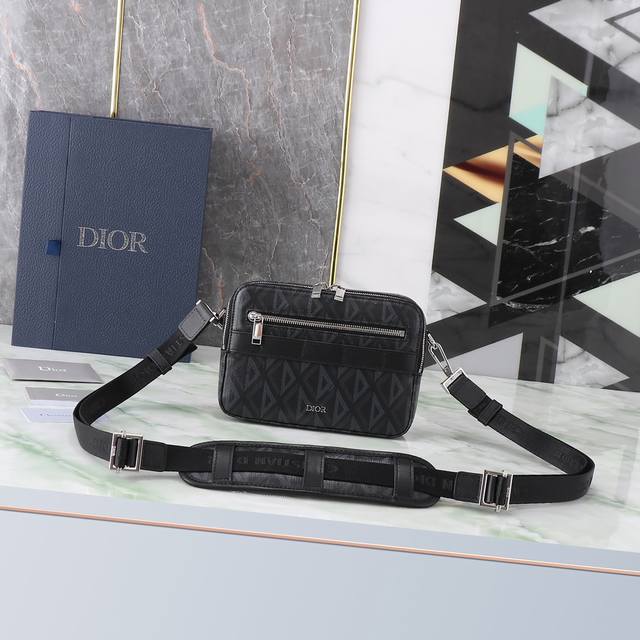 专柜有售 顶级原单质量 型号 1Espo206 Ddd 黑色 Oblique Galaxy 印花牛皮革 Ddd Oblique Galaxy 印花皮革采用黑光滑