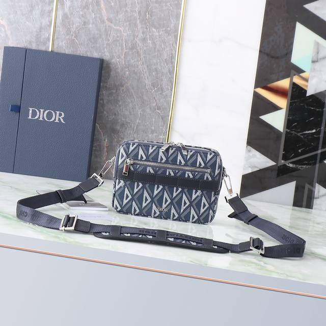 这款 Safari 信使包实用小巧 便于日常携带 采用迪奥蓝 Cd Diamond 图案帆布精心制作 从 Dior 档案汲取灵感 饰以同色调光滑牛皮革细节 拉链 - 点击图像关闭