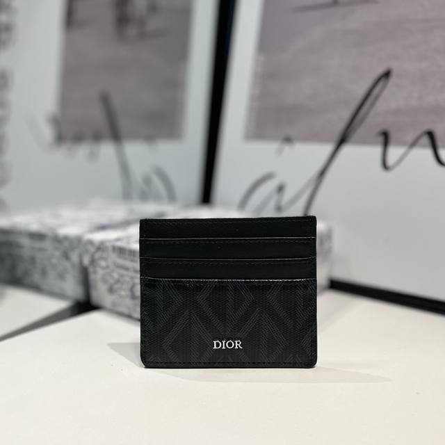 Ch 这款卡夹实用而不失优雅 采用黑色 Cd Diamond 图案帆布精心制作 从 Dior 档案汲取灵感 饰以同色调牛皮革细节 两侧分别设有三个卡槽 可收纳个 - 点击图像关闭
