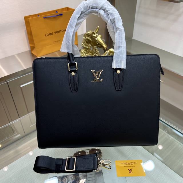 新品 Louis Vuitton 路易威登 最新款公文包 不但包型做得好 而且品质也非常精细 采用进口牛皮 容量大 款式简单大方 Ddd 型号 : 9039-1