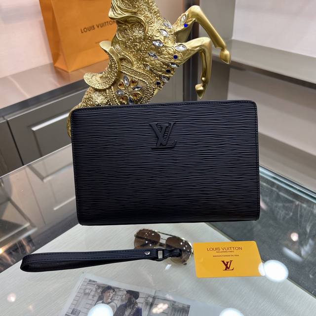 新品 Louis Vuitton 路易威登 最新手拿包 不但包型做得好 而且品质也非常精细 采用进口水波纹牛皮制作 五金配套带密码锁 款式简单大方 Ddd 型号