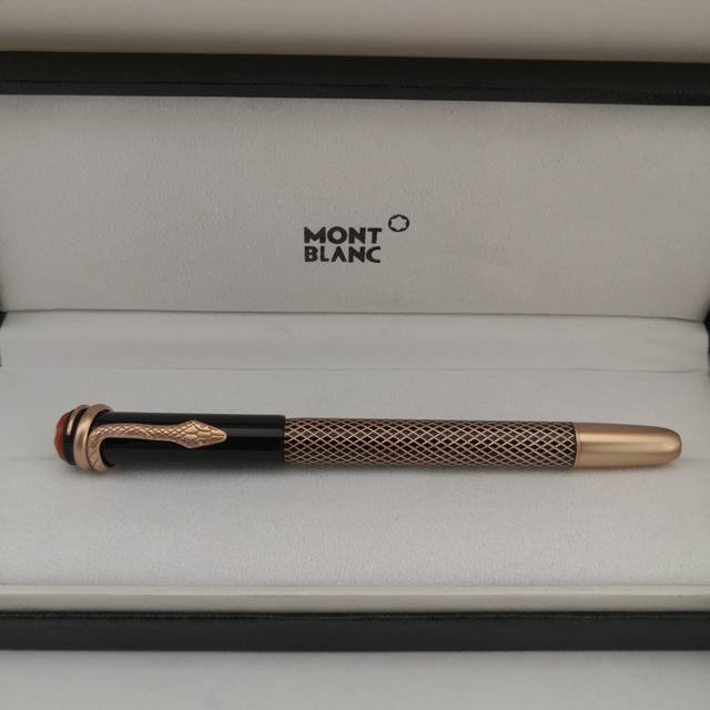 特价 国际品牌 Mont Blanc 万宝龙 钢笔 签字笔 新款火爆上市别具一格的款型设计 书写流畅 简约大方上档次 低调的奢华 携带方便 送礼体面高清细节美图