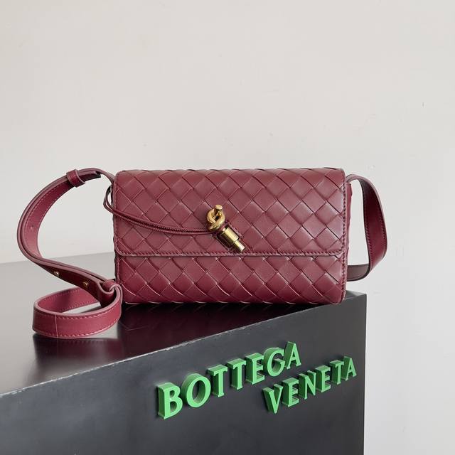 Bottega Veneta 新款迷你andiamo Ddd 小包太太太好看了 很百搭的颜色 高级随性感十足 Andiamo不止是通勤包啦 Ddd 即可斜挎又能