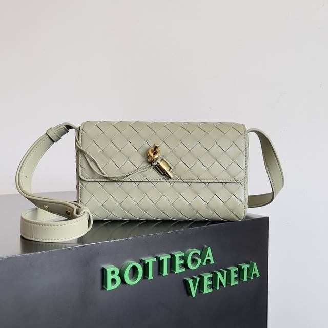 Bottega Veneta 新款迷你andiamo Ddd 小包太太太好看了 很百搭的颜色 高级随性感十足 Andiamo不止是通勤包啦 Ddd 即可斜挎又能