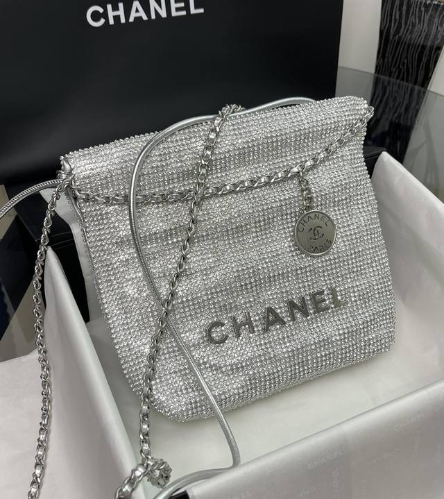 Chanel 22 迷你手袋 Ddd 材质:亮面小牛皮 银钻与银色金属 Ddd 颜色:银色 Ddd 尺寸:19 20 6Cm Ddd 造型编号:As3 B144