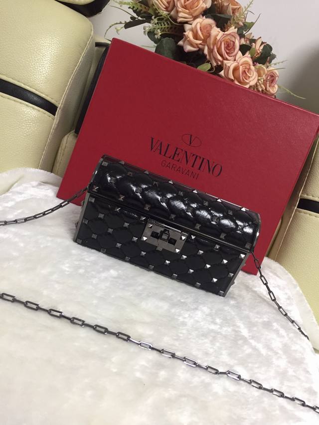 原单 Ddd Valentino 华伦天奴 最新晚宴包出货 超显女人味的一款包包 女神级别配原装礼盒 Ddd 材质:进口木瓜纹皮配进口磨砂皮内里 Ddd 尺寸: