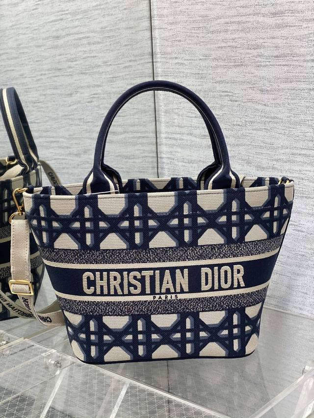 现货 Ddd Dior 新款帽型托特 经典的菱格蓝 标志性的字母 超大容量的设计 凹造型神器 时尚精必入款 容量也是妥妥的 各种杂物往里面丢就好了 Ddd Si