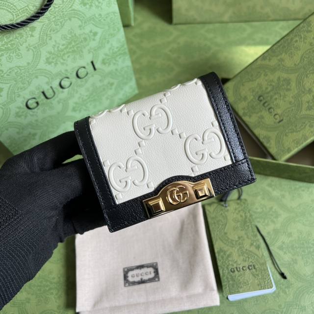 配全套原厂绿盒包装 Gg卡包历经过去六年雕琢的品牌当代经典元素 糅合富有现代气息的设计细节 打造出一系列出众之作 这款卡包延续这一理念 以经典gg图案搭配饰钉细