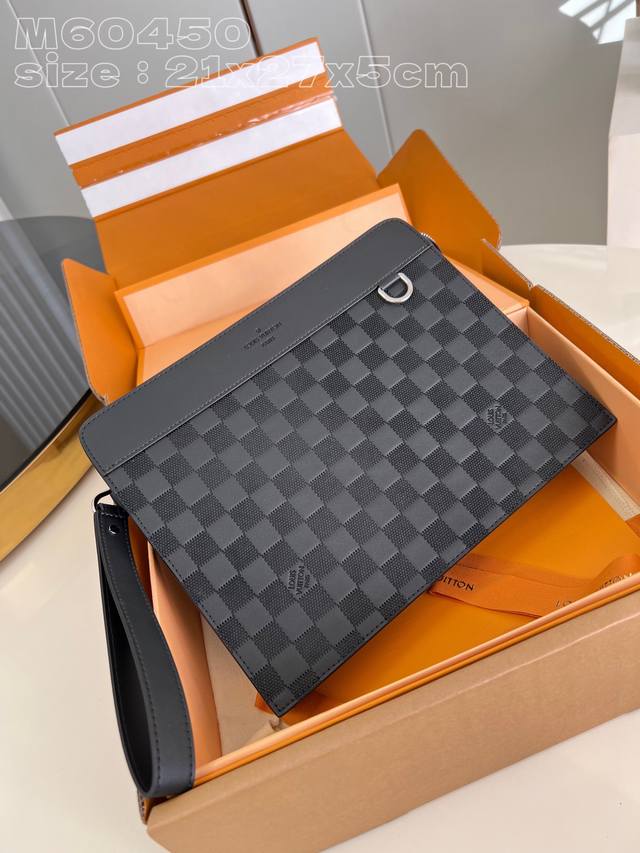 独家实拍 M60 压格 配如图精品包装 全新 Standing 手拿包取材柔软 Damier Infini 皮革 在 Pochette Voyage 手拿包之余