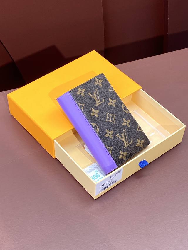 M82867 紫色 护照套 本款护照套为 Monogram Macassar 帆布勾勒明亮皮革饰边 织物内衬延续相同色调 实用设计配有贴袋和多重卡片夹层 可妥善