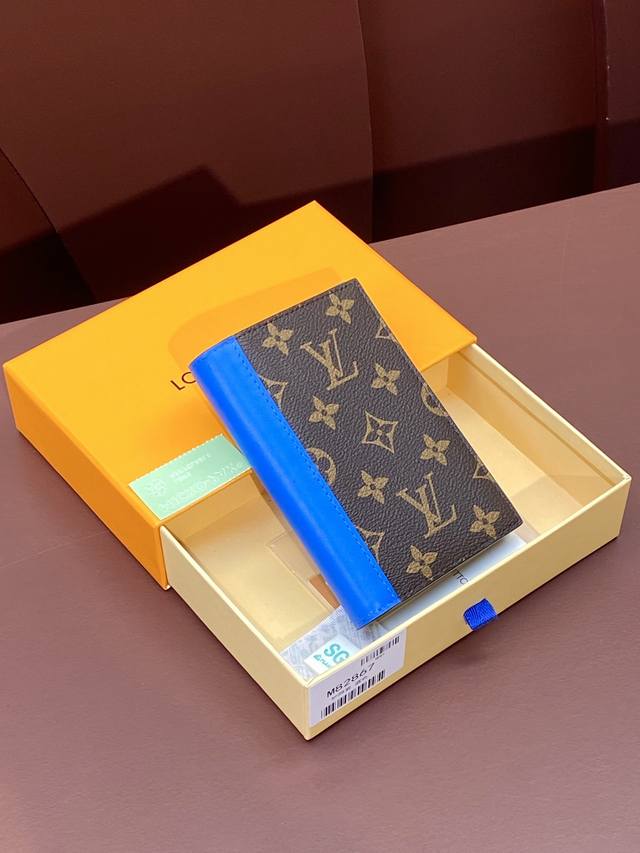 M82867 蓝色 护照套 本款护照套为 Monogram Macassar 帆布勾勒明亮皮革饰边 织物内衬延续相同色调 实用设计配有贴袋和多重卡片夹层 可妥善