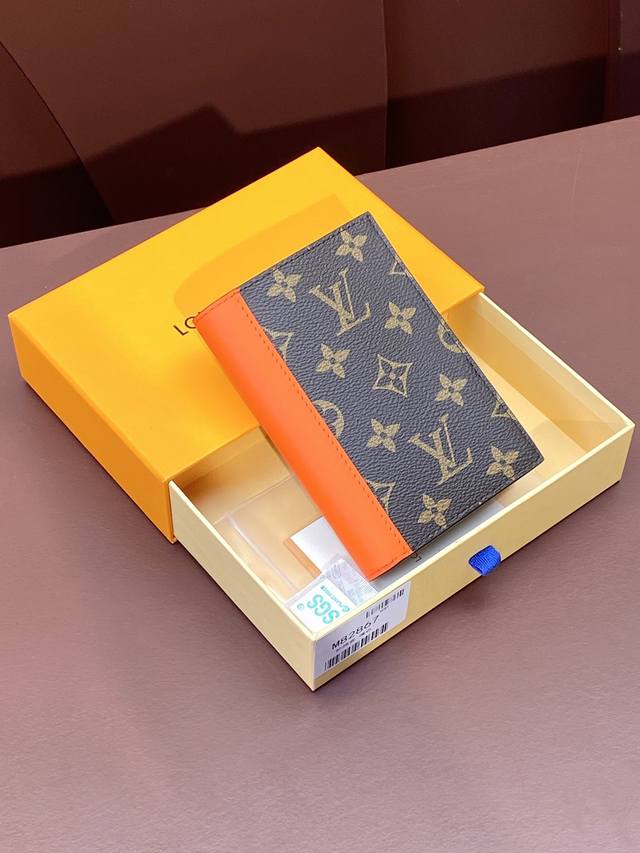 M82867 橙色 护照套 本款护照套为 Monogram Macassar 帆布勾勒明亮皮革饰边 织物内衬延续相同色调 实用设计配有贴袋和多重卡片夹层 可妥善