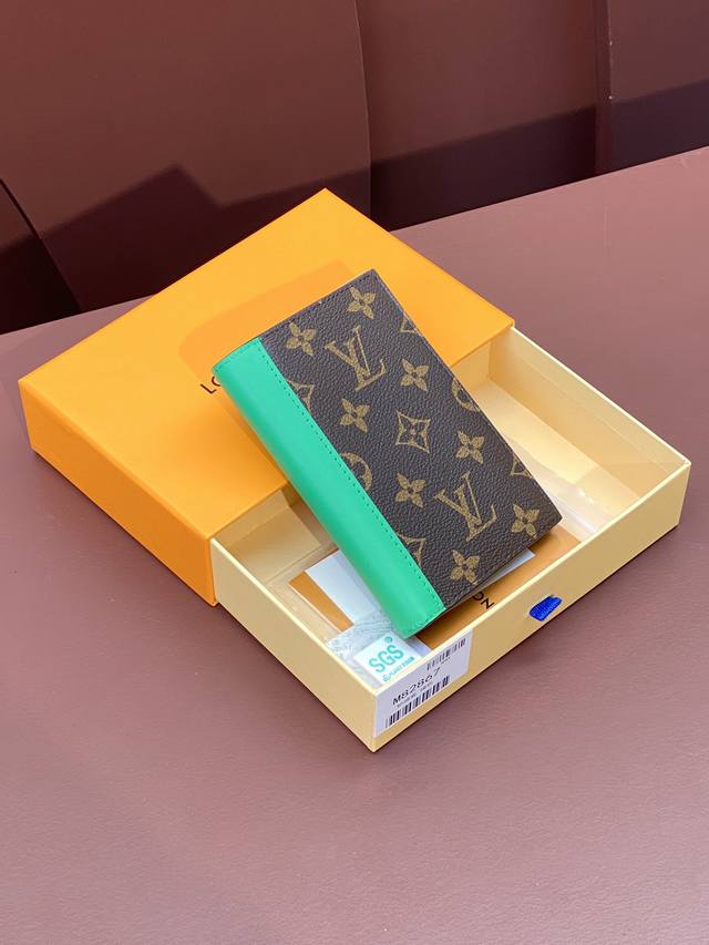 M82867 绿色 护照套 本款护照套为 Monogram Macassar 帆布勾勒明亮皮革饰边 织物内衬延续相同色调 实用设计配有贴袋和多重卡片夹层 可妥善