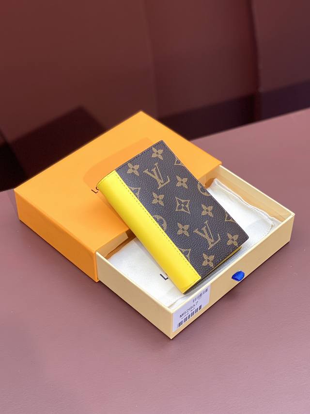 M82867 黄色 护照套 本款护照套为 Monogram Macassar 帆布勾勒明亮皮革饰边 织物内衬延续相同色调 实用设计配有贴袋和多重卡片夹层 可妥善
