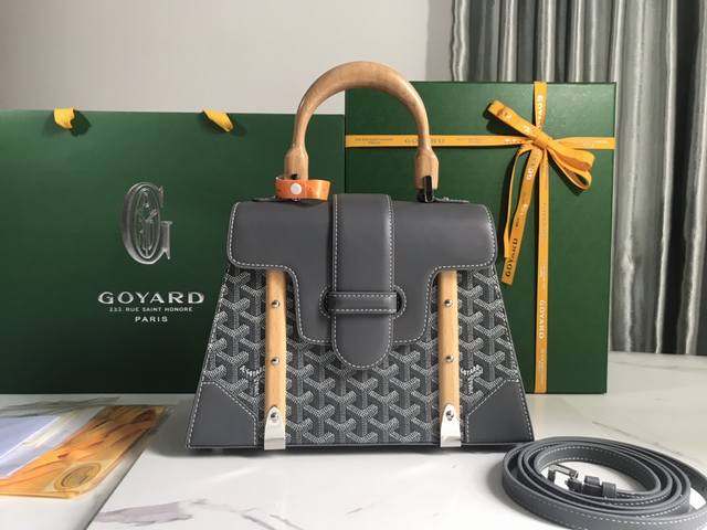 Goyard戈雅 全新升级 Goyard Sagon Pm小号包 Sagon包是goyar之家最具代表性的经典包款之一 它以手袋的形式呈现出goyar所有旅行箱