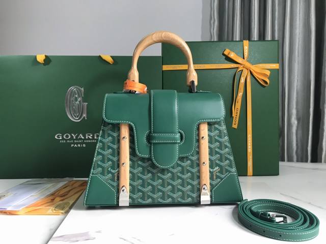 Goyard戈雅 全新升级 Goyard Sagon Pm小号包 Sagon包是goyar之家最具代表性的经典包款之一 它以手袋的形式呈现出goyar所有旅行箱