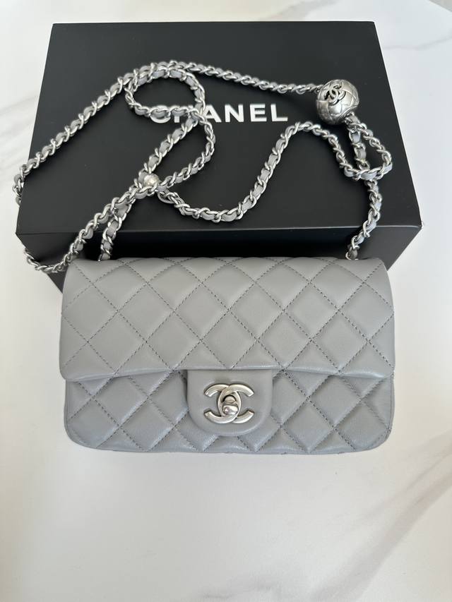 灰色 品牌:Chanel型号:As1787灰色简介:原单质量 经典之作 华丽与气质的前沿 是你意想不到的尊贵 皮种:原单进口小羊皮皮 里配原版小羊皮 五金:原版