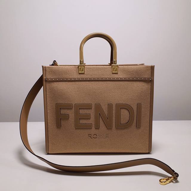 Fendi芬迪 新品 Sunshine 棕色法兰绒手提袋 饰有fendi Roma字样和硬质米色有机玻璃提手 设有带羊毛衬里且饰ff图案的充裕内部隔层 同色系皮