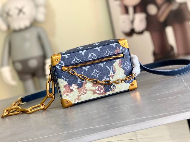 M23731 M44735 Mini Soft Trunk 枪火玫瑰 以细致粒面taurillon Monogram皮革制造 深色monogram画布上的色彩点