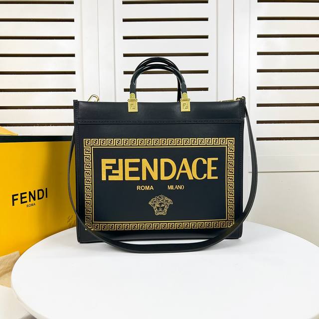 现货 Ddd 全新fendac E系列 Ddd Sunshine中号手提袋 金色层压印花 饰有fendac E徽标 是fend1和versac E创意合作系列的