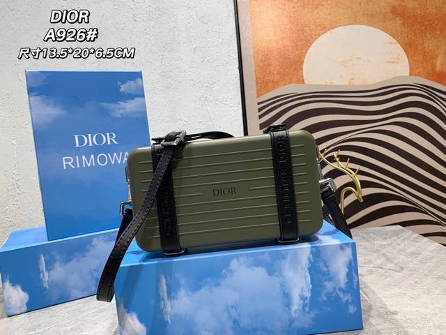 Dio & Rimowa 联名限定款小行李箱子包来啦 自从rimow 被巨头收购 感觉档次又提高了一个度 尤其是实物小盒子采用了rimowa标志性的磨砂质感的铝