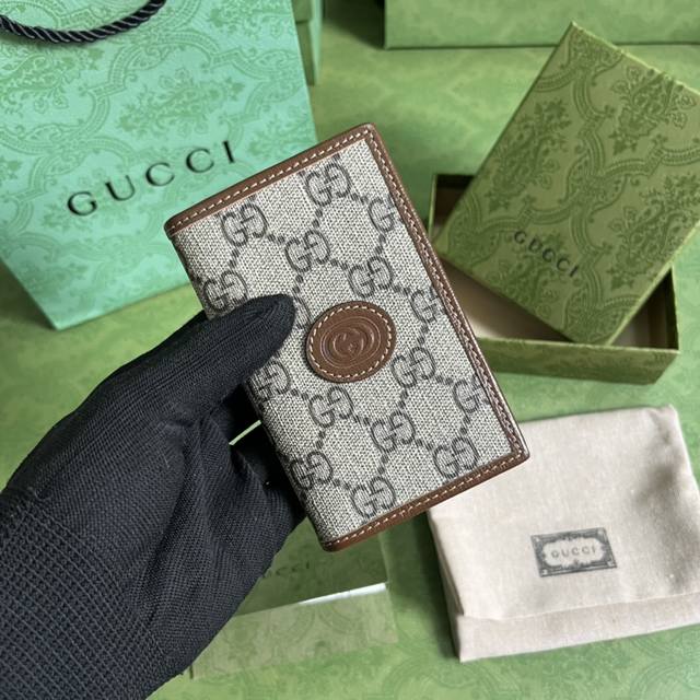 配全套原厂绿盒包装 饰互扣式双g卡片夹 以复古旅行为灵感 致敬品牌创始人guccio Gucci先生在伦敦savoy Hotel酒店的工作经验 Gucci全新小