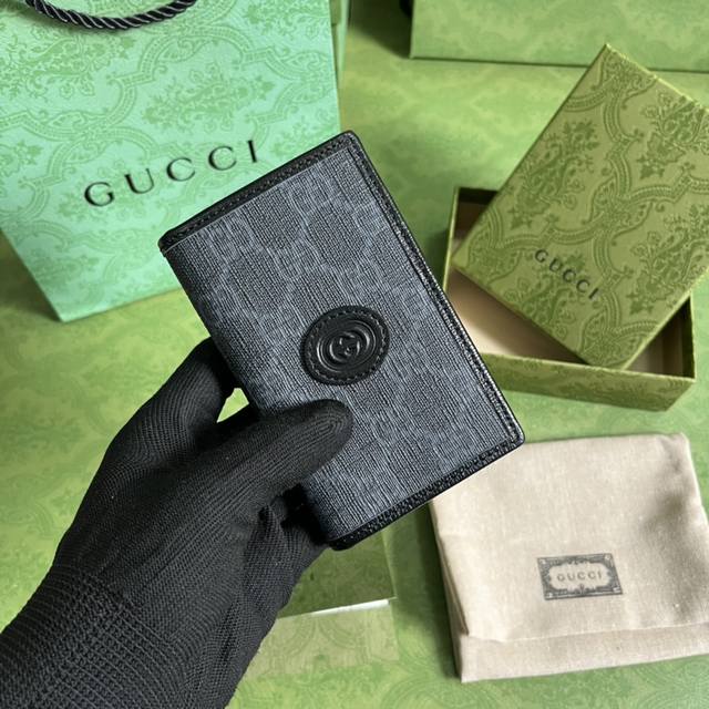 配全套原厂绿盒包装 饰互扣式双g卡片夹 以复古旅行为灵感 致敬品牌创始人guccio Gucci先生在伦敦savoy Hotel酒店的工作经验 Gucci全新小