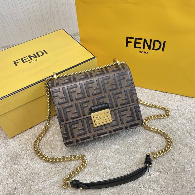 名称 Fendi 芬迪 Kan I Ddd 品质 原单品质 Ddd 型号 小号8840 Ddd 颜色 摩卡 Ddd 尺寸 19 13 9 Ddd 芬迪 Kan