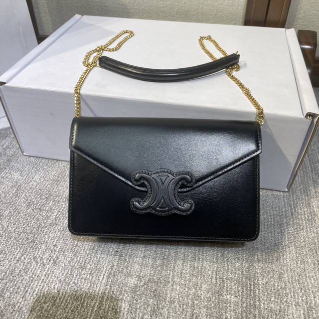 Celine2022 新品woc 浮雕信封包 采用最新浮雕凯旋包扣 在原有的基础上添加了经常凯旋门 满满复古的情怀 柔和简单的包型设计 氛围感十足 Ddd 多种