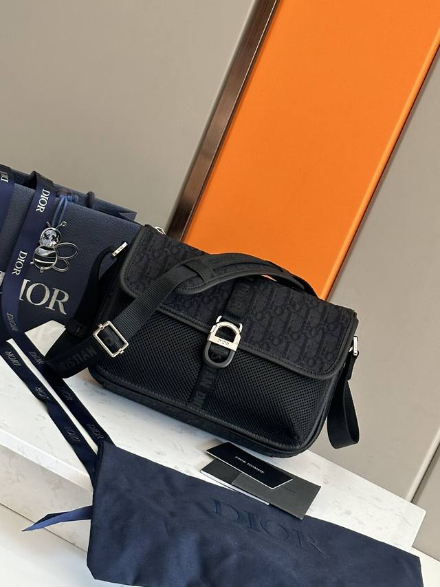 这款 Dior 8 手袋附有肩带 于二零二四春季男装系列全新推出 别具一格的设计彰显现代魅力和简约美学 采用米色和黑色 Oblique 印花面料精心制作 刚性设 - 点击图像关闭