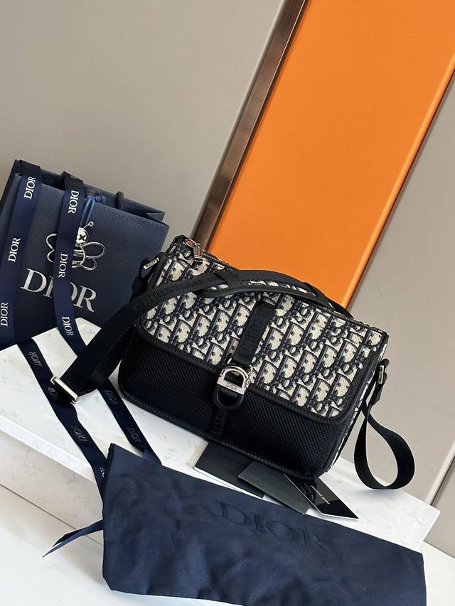 这款 Dior 8 手袋附有肩带 于二零二四春季男装系列全新推出 别具一格的设计彰显现代魅力和简约美学 采用米色和黑色 Oblique 印花面料精心制作 刚性设
