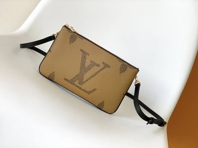 顶级原单 本款 Double Zip Pochette 手袋融合 Monogram 帆布和 Monogram Giant Reverse 帆布 展现经典与潮流的