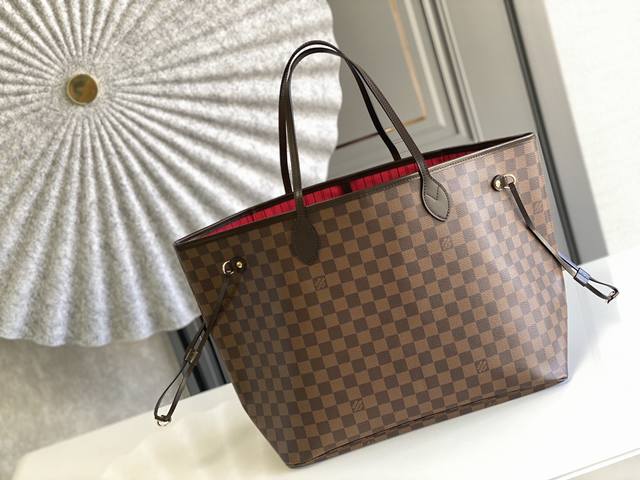 顶级原单n41357 Neverfull 大号手袋极具传奇色彩的 Neverfull 手袋总是能够满足您对手提包的各种需要 容量大却不显笨重 挺括而手感柔软 居