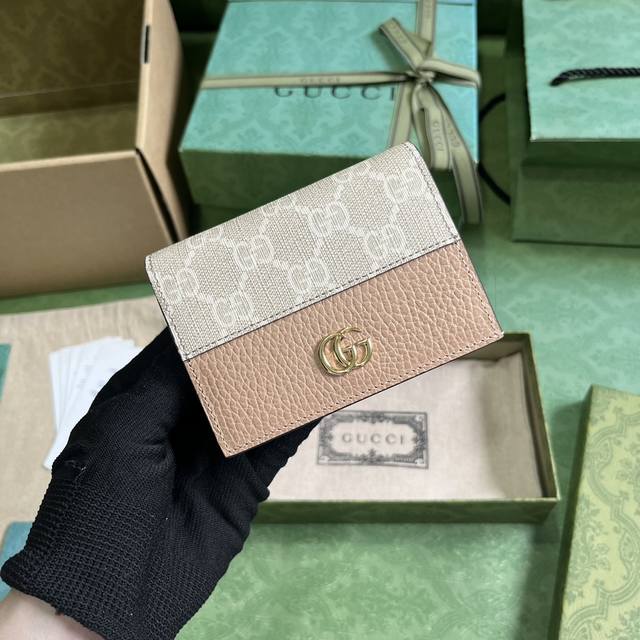 配全套原厂绿盒包装 Gg Marmont系列卡包 这款卡包由品牌经典字母交织图案帆布和光面燕麦色皮革混搭演绎 设有五个卡片隔层和内部口袋 这件单品匠心缀饰迷你版