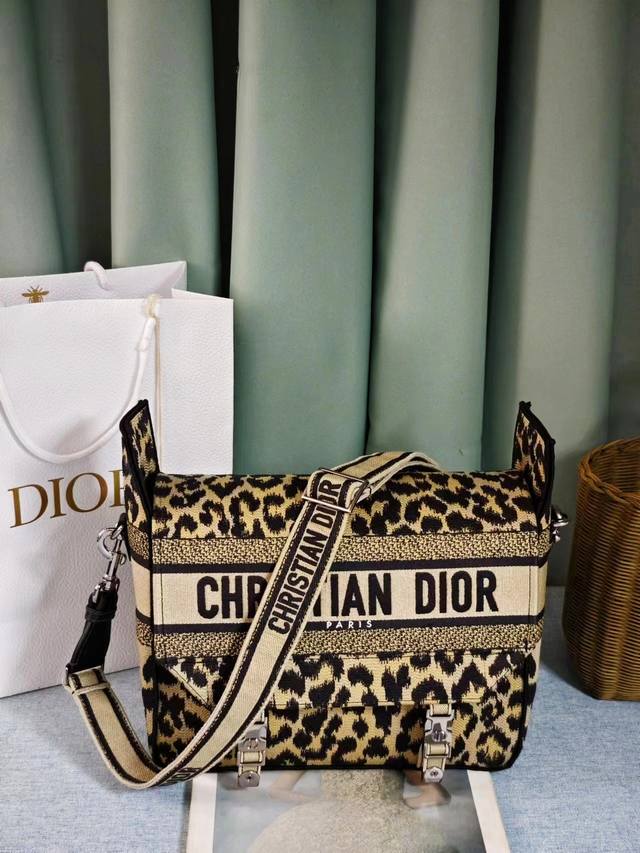 新款豹纹邮差包中号这款 Diorcamp 手袋由玛丽亚 嘉茜娅 蔻丽 Maria Grazia Chiuri 在经典信使包的基础上精心设计 融入 Dior 的标