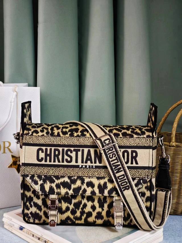新款豹纹邮差包中号这款 Diorcamp 手袋由玛丽亚 嘉茜娅 蔻丽 Maria Grazia Chiuri 在经典信使包的基础上精心设计 融入 Dior 的标