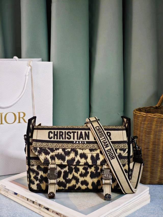 新款豹纹小号邮差包这款 Diorcamp 手袋由玛丽亚 嘉茜娅 蔻丽 Maria Grazia Chiuri 在经典信使包的基础上精心设计 融入 Dior 的标
