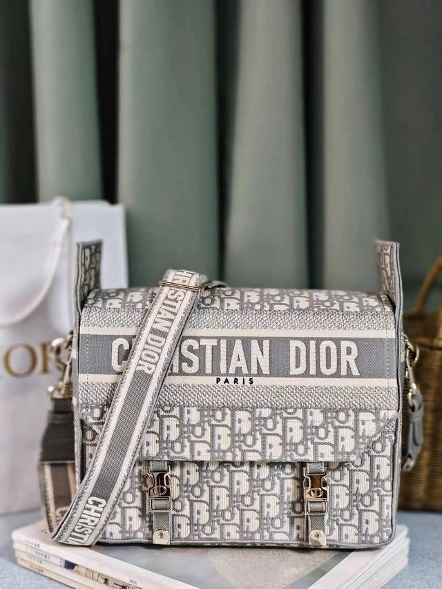 新款灰d邮差包中号这款 Diorcamp 手袋由玛丽亚 嘉茜娅 蔻丽 Maria Grazia Chiuri 在经典信使包的基础上精心设计 融入 Dior 的标