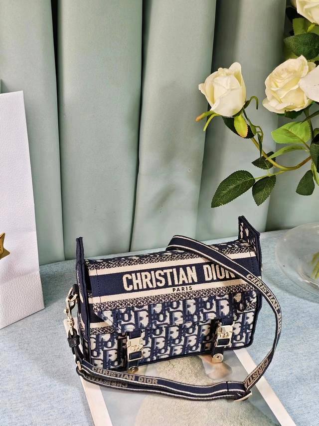 新款小号邮差包这款 Diorcamp 手袋由玛丽亚 嘉茜娅 蔻丽 Maria Grazia Chiuri 在经典信使包的基础上精心设计 融入 Dior 的标志性