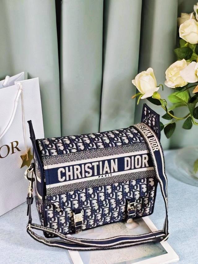 新款蓝d邮差包中号这款 Diorcamp 手袋由玛丽亚 嘉茜娅 蔻丽 Maria Grazia Chiuri 在经典信使包的基础上精心设计 融入 Dior 的标 - 点击图像关闭