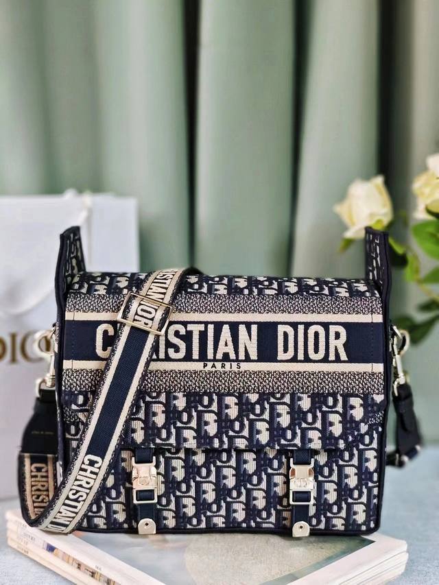 新款蓝d邮差包中号这款 Diorcamp 手袋由玛丽亚 嘉茜娅 蔻丽 Maria Grazia Chiuri 在经典信使包的基础上精心设计 融入 Dior 的标