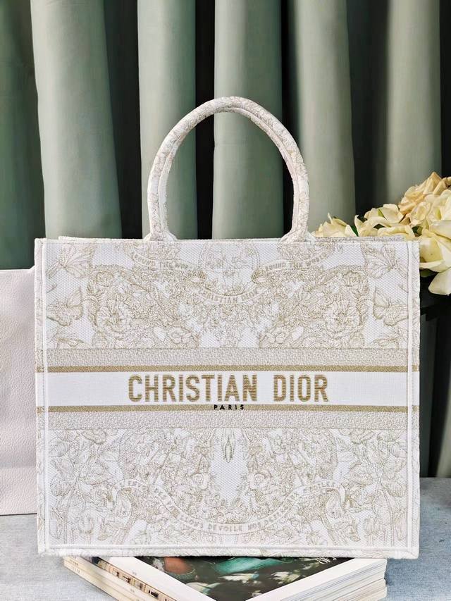 新款白金色蝴蝶效应这款 Book Tote 手袋由 Dior 女装创意总监玛丽亚 嘉茜娅 蔻丽 Maria Grazia Chiuri 设计 是体现 Dior