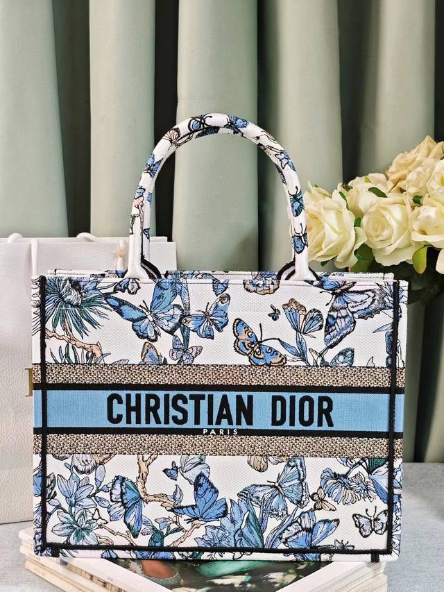 新款蓝蝴蝶这款 Book Tote 手袋由 Dior 创意总监玛丽亚 嘉茜娅 蔻丽 Maria Grazia Chiuri 设计 是一款经典单品 通体饰以由彼得