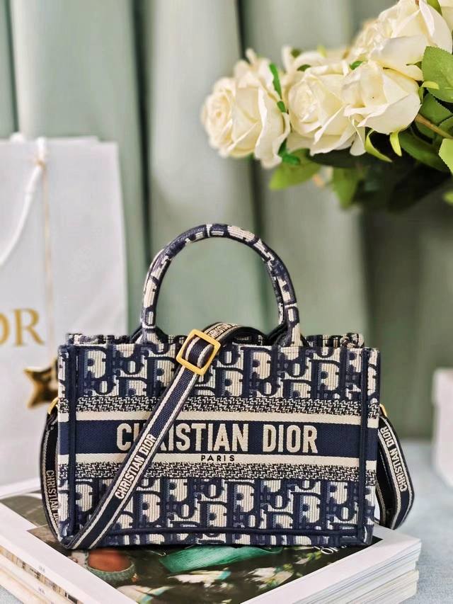 新款斜挎迷你tote这款迷你尺寸手袋是二零二四早春系列的新品 由玛丽亚 嘉茜娅 蔻丽 Maria Grazia Chiuri 精心设计 丰富了经典的 Dior