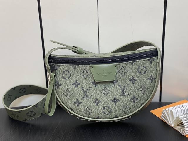 原单精品 M23838绿色 男包月亮包系列 Lv Moon Crossbody 手袋 M23838绿花 本款lv Moon Crossbody手袋以monogr - 点击图像关闭