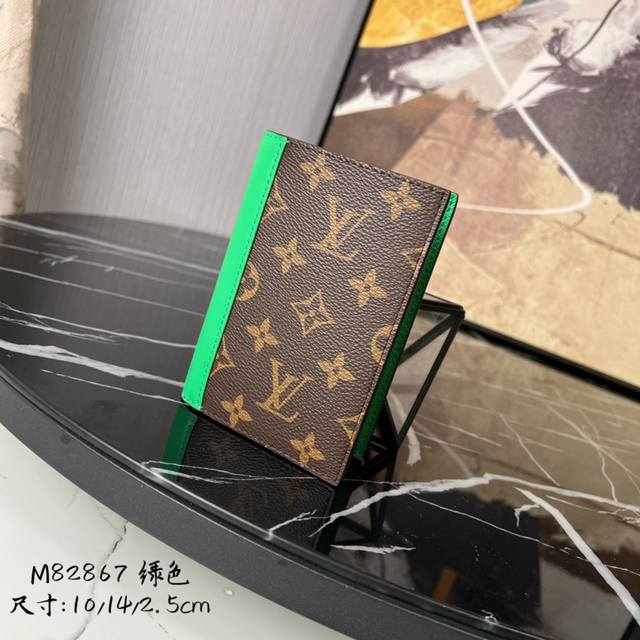顶级原单 M82867 绿色 护照套 本款护照套为 Monogram Macassar 帆布勾勒明亮皮革饰边 织物内衬延续相同色调 实用设计配有贴袋和多重卡片夹