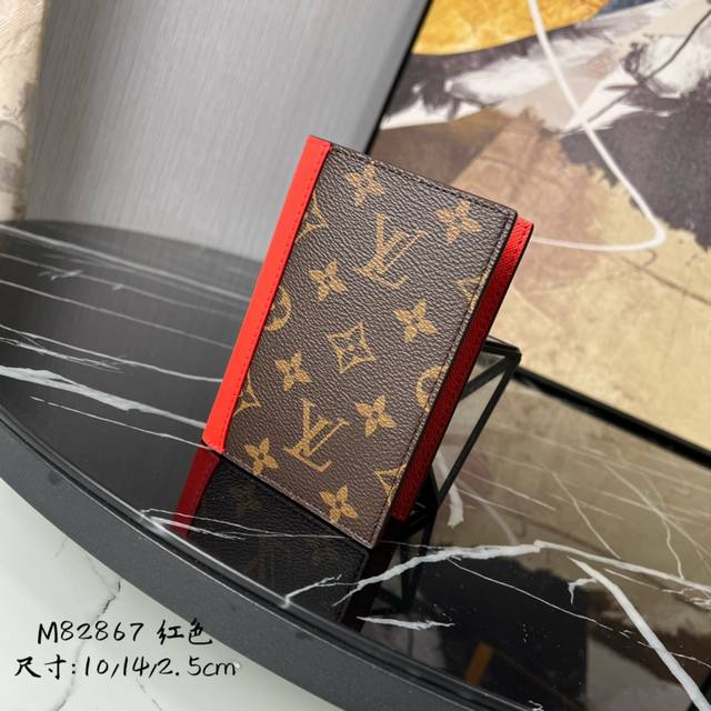 顶级原单 M82867 红色 护照套 本款护照套为 Monogram Macassar 帆布勾勒明亮皮革饰边 织物内衬延续相同色调 实用设计配有贴袋和多重卡片夹
