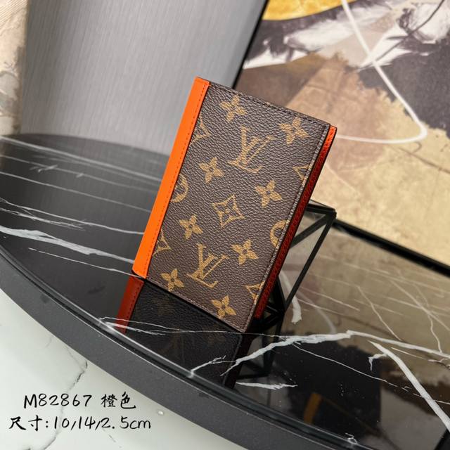 顶级原单 M82867 橙色 护照套 本款护照套为 Monogram Macassar 帆布勾勒明亮皮革饰边 织物内衬延续相同色调 实用设计配有贴袋和多重卡片夹