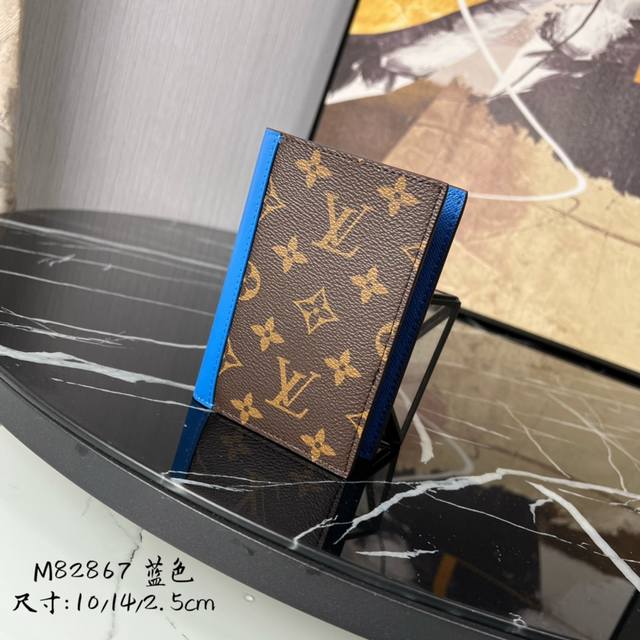 顶级原单 M82867 蓝色 护照套 本款护照套为 Monogram Macassar 帆布勾勒明亮皮革饰边 织物内衬延续相同色调 实用设计配有贴袋和多重卡片夹