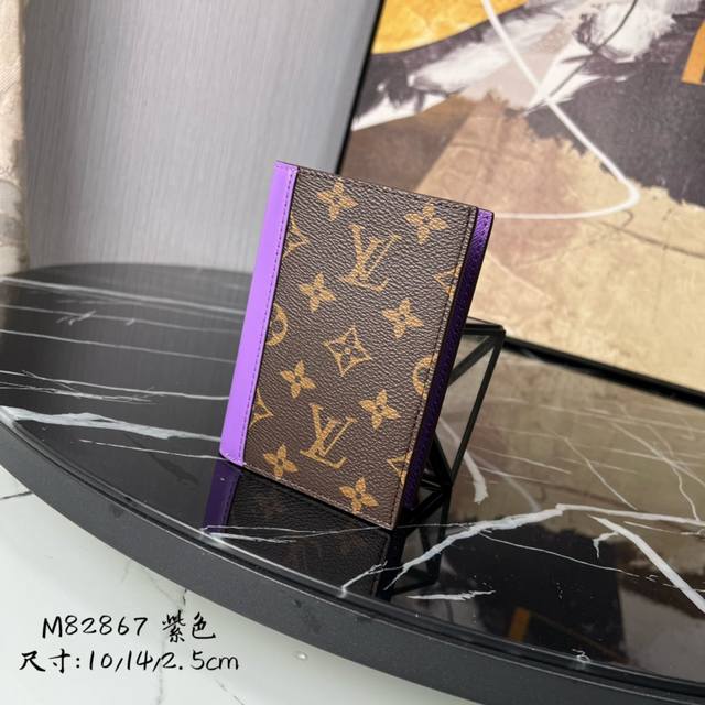 顶级原单 M82867 紫色 护照套 本款护照套为 Monogram Macassar 帆布勾勒明亮皮革饰边 织物内衬延续相同色调 实用设计配有贴袋和多重卡片夹